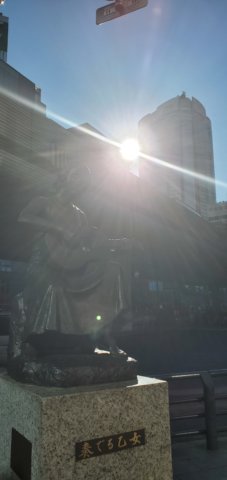 奏でる乙女の像