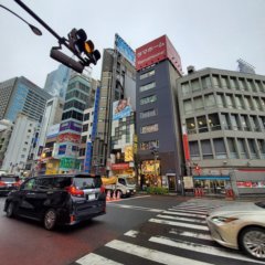 雨天の六本木交差点