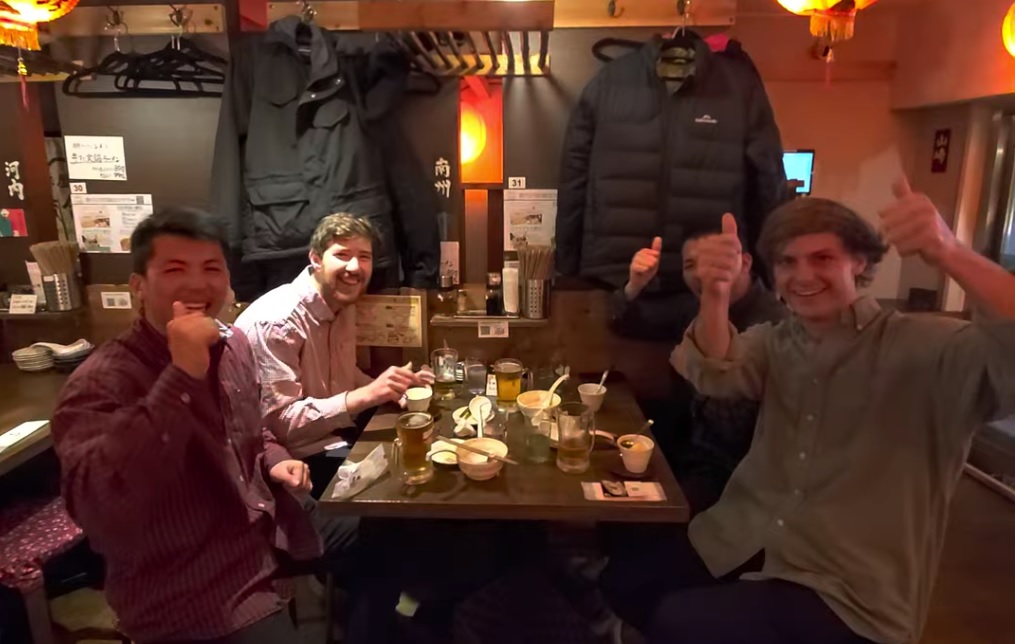 六本木を観光中のお客様インタビューの画像