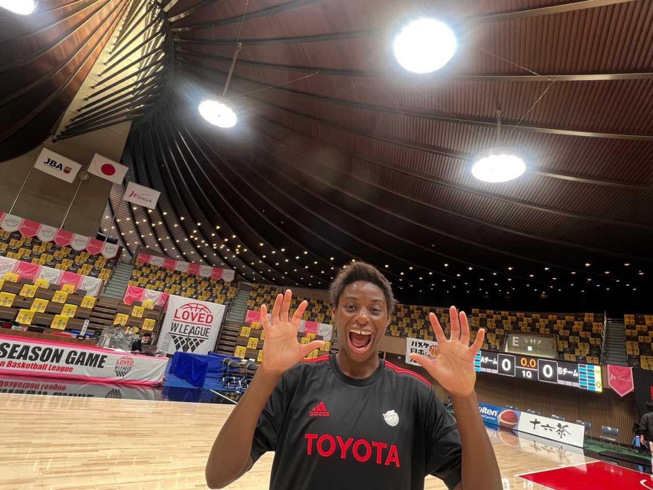 銀メダリスト・馬瓜エブリン選手発案！リーグ初のシート広告の画像